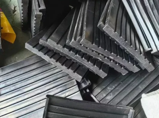 Grooved rail pad Grooved rail pad